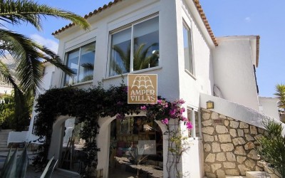 Lovely, cosy villa with a beautiful garden.